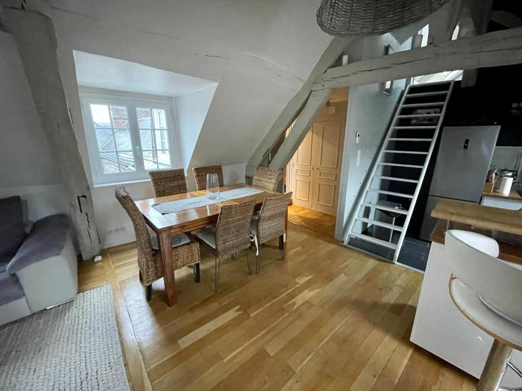 Sous Les Clochers De Rouen - Spacieux Logement Exterior photo